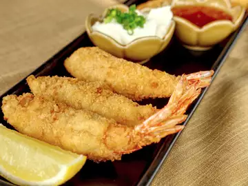 A plate of deep fried prawns